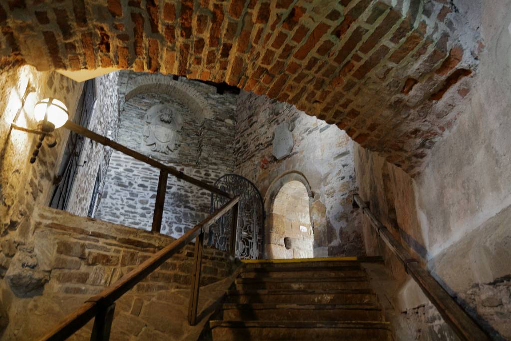 IMG_5950.JPG - Wir befinden uns in der Unteren Burg mit prunkvollen Räumen und wuchtigen Gewölben. Dieser Stiegenaufgang führt in den Oberen Burghof und zu den Bauten der Hochburg.