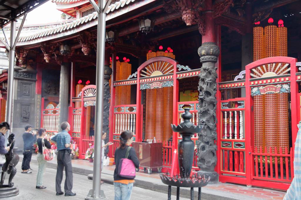 IMG_7940.JPG - Die goldenen Säulen beinhalten viele kleine Buddhas.