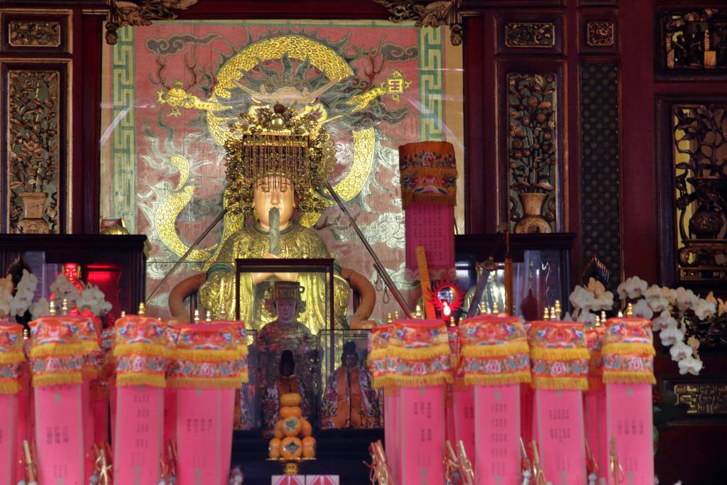 IMG_7942.JPG - Nach einem Erdbeben im Jahre 1815 und einem Taifun von 1867 wurden Reparaturen durchgeführt. Um die Reparatur eines Termitenschadens zu ermöglichen, gab 1919 ein buddhistischer Mönch seine ganzen Ersparnisse, so dass der Tempel restauriert werden konnte.