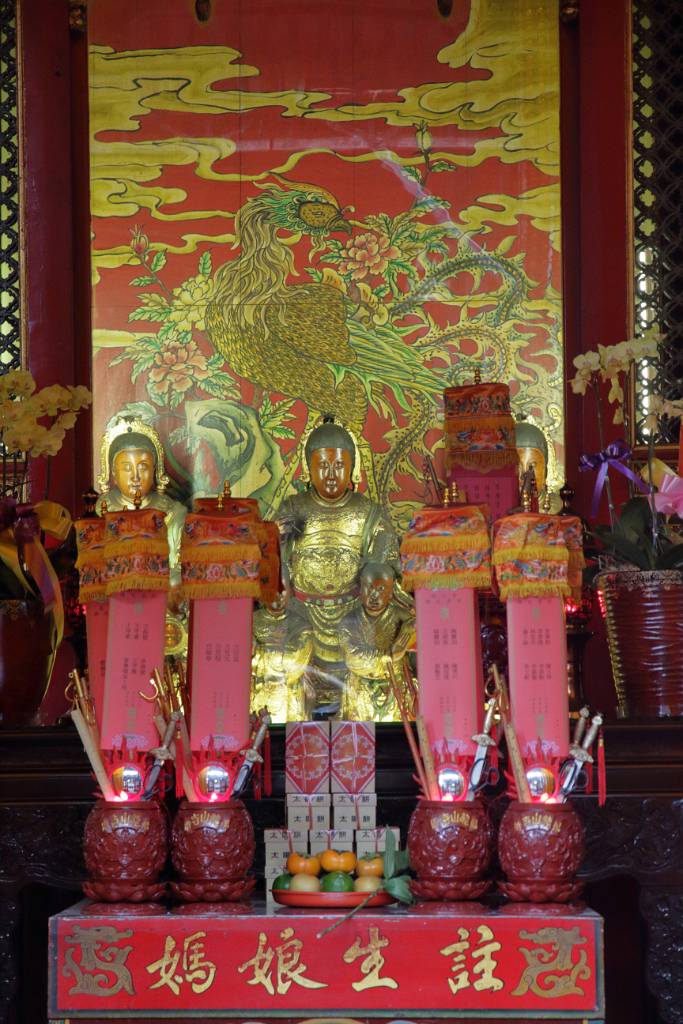IMG_7943.JPG - So blieb der Tempel bis heute erhalten. 1945 wurde seine Haupthalle zerstört, die Statue Kuan Yins wurde jedoch nicht beschädigt.