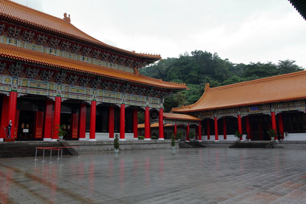 IMG_7957.JPG - Der Schrein, dessen Konstruktionsvorbild die Halle der Höchsten Harmonie in Peking war, wurde 1969 fertiggestellt.