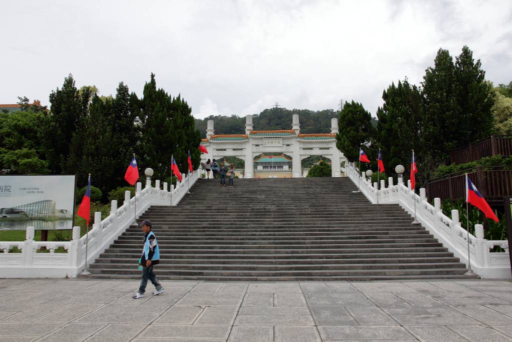 IMG_7973.JPG - Aufgang zum Museum - drinnen darf nicht fotografiert werden. Hier liegen seit über 45 Jahren fast alle Schätze des Kaiserpalastes in Bejing. Dieses Museum hat für den gesamten chinesischen Kulturkreis eine enorme Bedeutung.