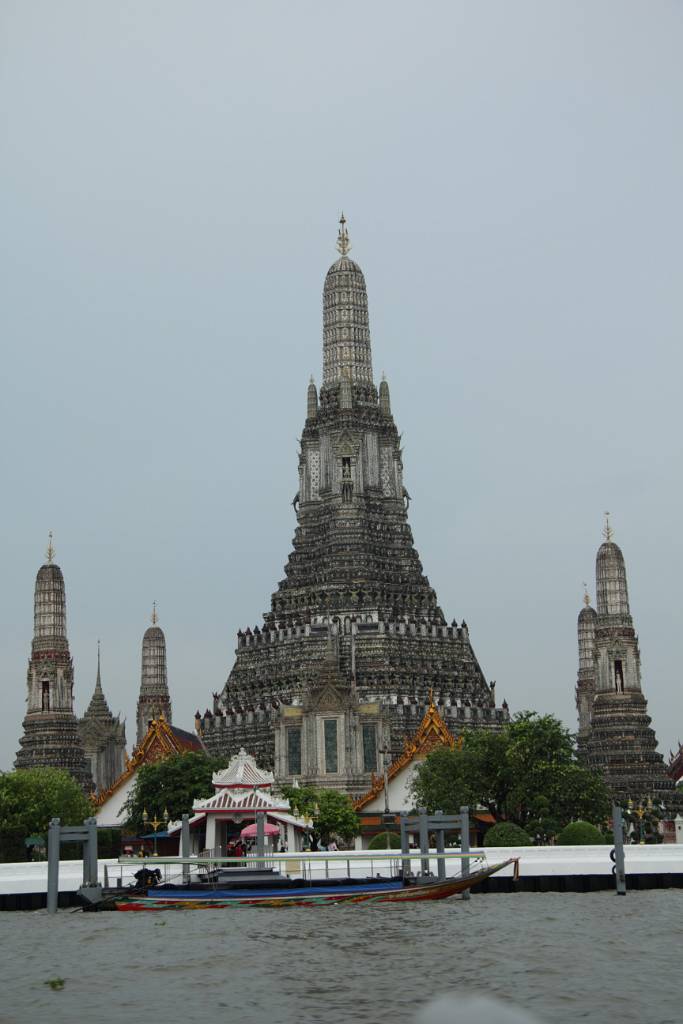 IMG_2315.JPG - Am Wat Arun (Tempel der Morgenröte) vorbei - den besuchen wir später.