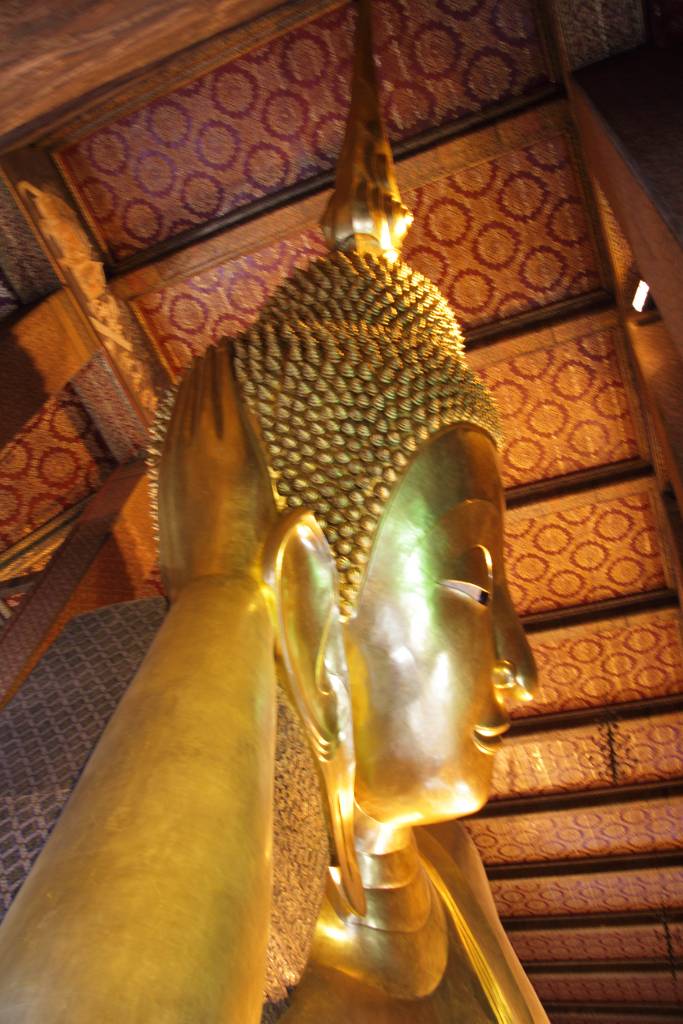 IMG_2323.JPG - In ihr befindet sich der liegende Buddha. Der 1789 errichtet wurde.