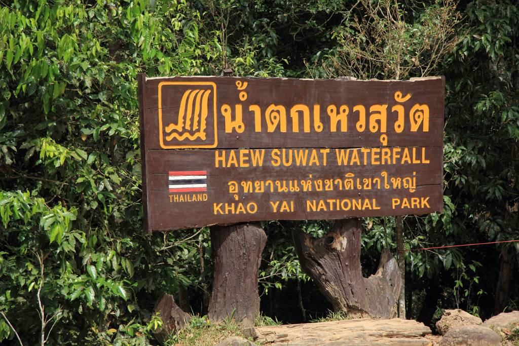 IMG_2734.JPG - Schild. Wo gehen wir hin? Haew Suwat Wasserfall.