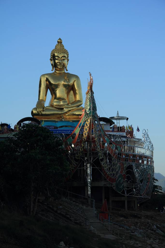 IMG_3285.JPG - Am Abend kommen wir im Goldenen Dreieck (Sop Ruak) an und machen eine Bootsfahrt. Der Buddha schaut uns zu. Es ist eine berühmte Pilgerstätte.