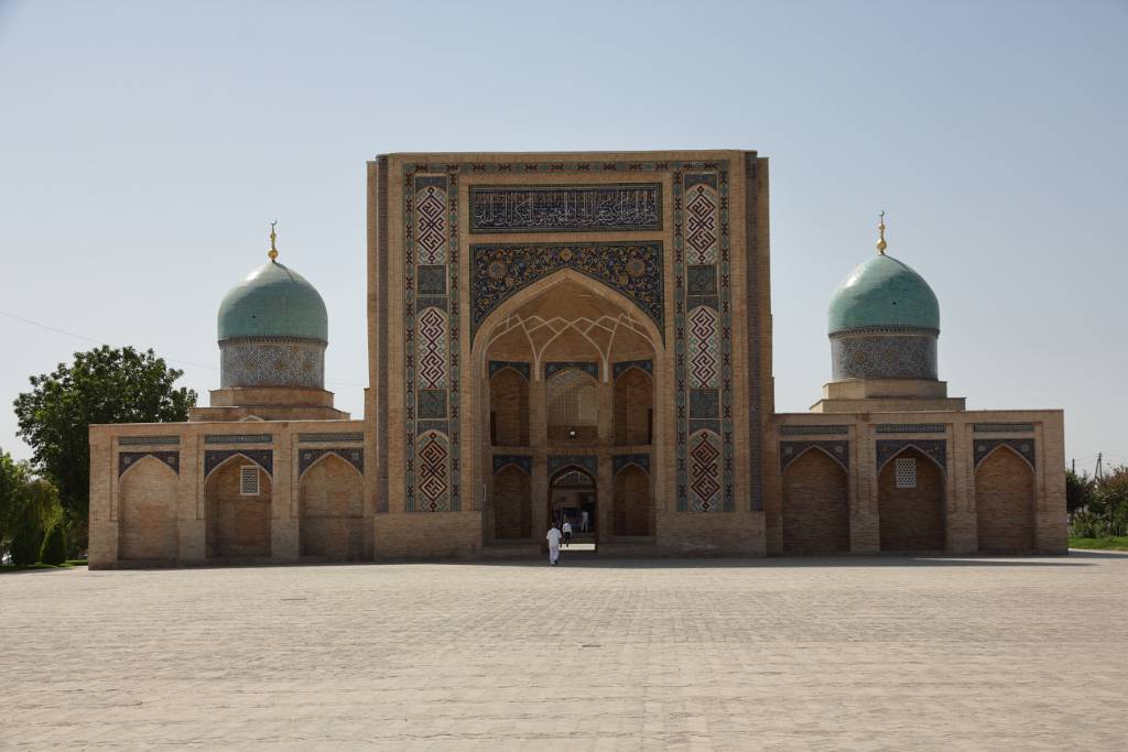 IMG_2732.JPG - Im 16. Jahrhundert bestand das Ensemble aus der Barak Khan Medrese und zwei Mausoleen.