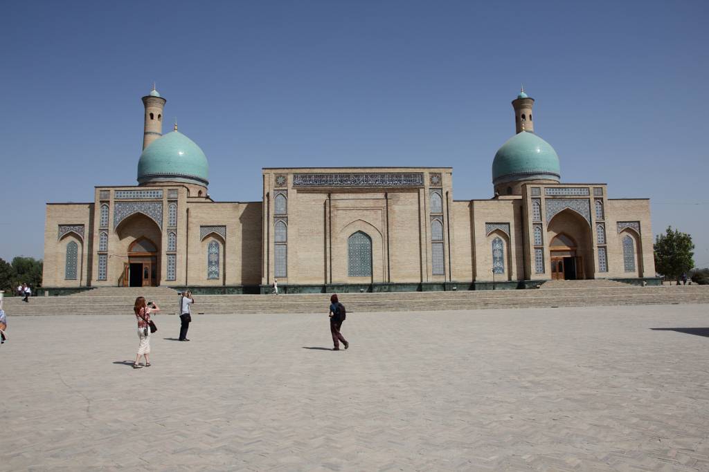 IMG_2733.JPG - Gegenüber der Barak Khan Medrese steht die Hasrati Imam Moschee.