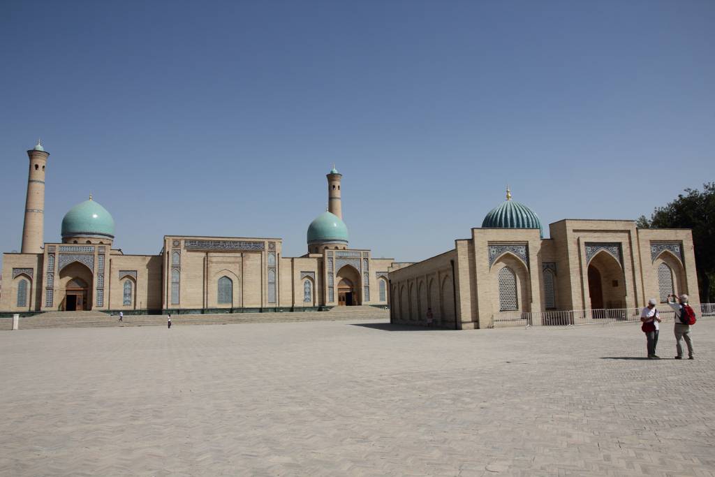 IMG_2734.JPG - Im Sujunijkhan Mausoleum (rechts) befindet sich heute eine Bibliothek mit orientalischen Manuskripten und dem größten Koran.