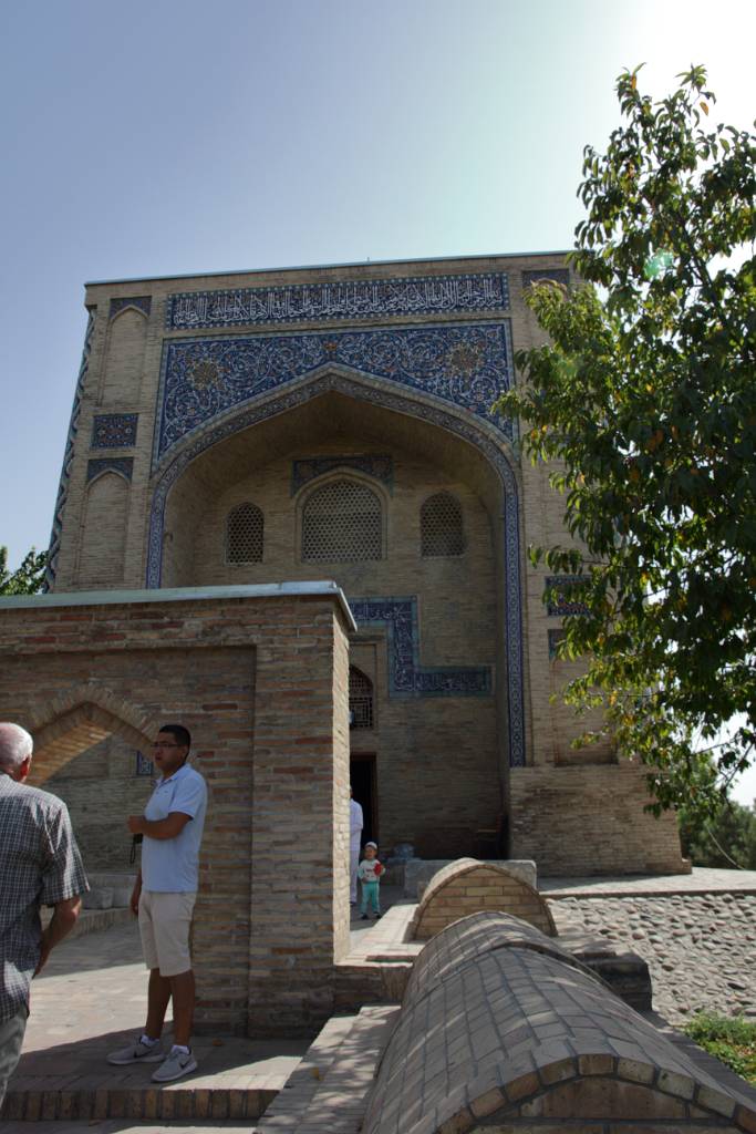 IMG_2735.JPG - Das Kaffal Shashi Mausoleum stammt aus dem 16. Jahrhundert und es ist das älteste Gebäude des Hasrati Imam Komplexes.