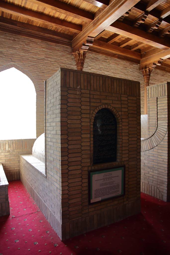 IMG_2737.JPG - Im Inneren ruht Abu Bakra Kaffal Shashi, ein im Jahr 1926 verstorbener Verfechter des Islam in Taschkent.