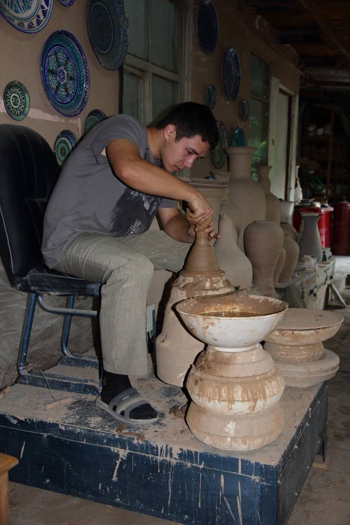 IMG_2834.JPG - Mit geschickten Händen entstehen in kurzer Zeit Gefäße mit Deckel, Vasen, ….