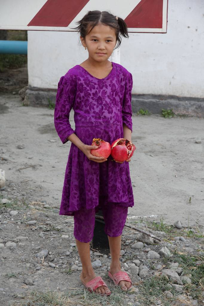 IMG_2848.JPG - Bei der Ankunft im Dorf zeigt uns dieses Mädchen Granatäpfel.