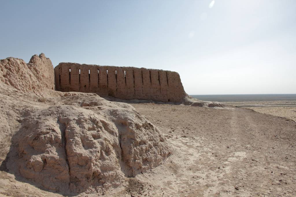 IMG_3004.JPG - Die obere Festung stammt aus der Zeit des 1. und 2. Jahrhunderts und ist eine der größten Burganlagen Karakalpakistans (das ist eine autonome Republik im Westen Usbekistans).