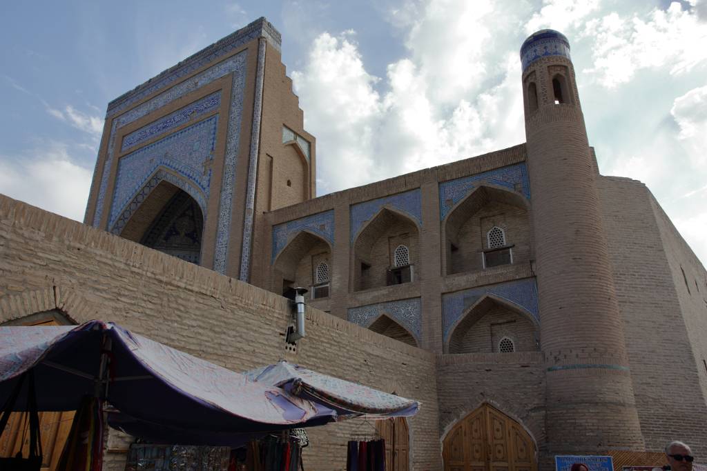 IMG_3110.JPG - Gegenüber der Kutluq Murad Inaq ist die Allakuli-Chan-Medrese. Sie wurde 1834 errichtet und mit Geldern der UNESCO wiederaufgebaut.