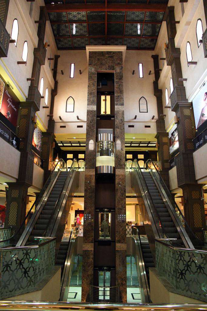 IMG_4958.JPG - In einem der vielen riesigen Malls in Dubai machen wir Mittagspause.