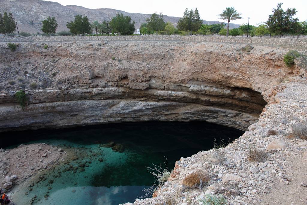 IMG_5332.JPG - Das Bimmah Sinkhole ist in der Nähe der Küste. Und enthält Salzwasser.