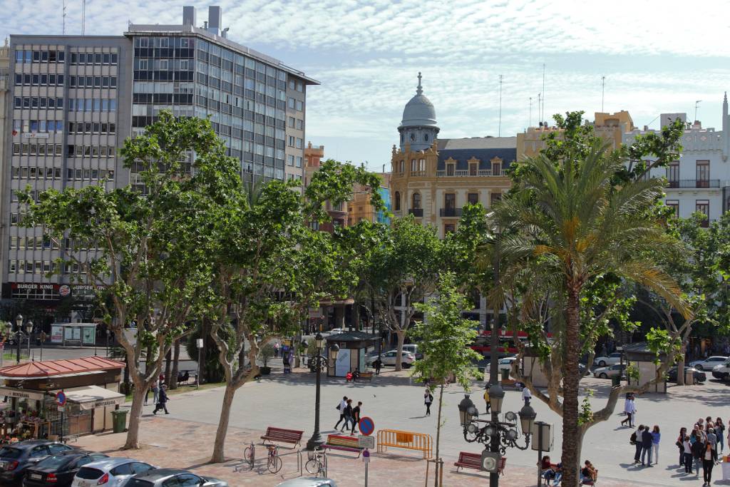 IMG_3905.JPG - Der Rathausplatz (Placa de l'Ajuntament) ist das Zentrum Valencias.