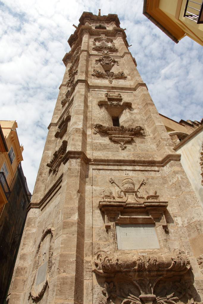 IMG_3930.JPG - Wir spazieren zur Iglesia de Santa Catalina. Die gotische Kirche aus dem 14. Jahrhundert hat einen 56 Meter hohen Kirchturm. Der sechseckige barocke Turm stammt aus dem Jahr 1705.