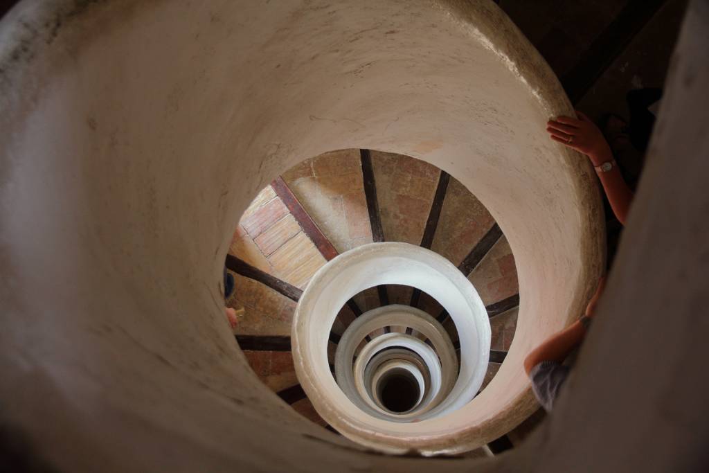 IMG_3931.JPG - Es heißt, dass der Baumeister den Turm ohne Treppe baute, da sie nicht bestellt wurde. Die Gemeinde ging fast bankrott als sie nach der Fertigstellung noch Geld für die Wendeltreppe zusammenkratzen musste. Jetzt gehen wir hinauf.