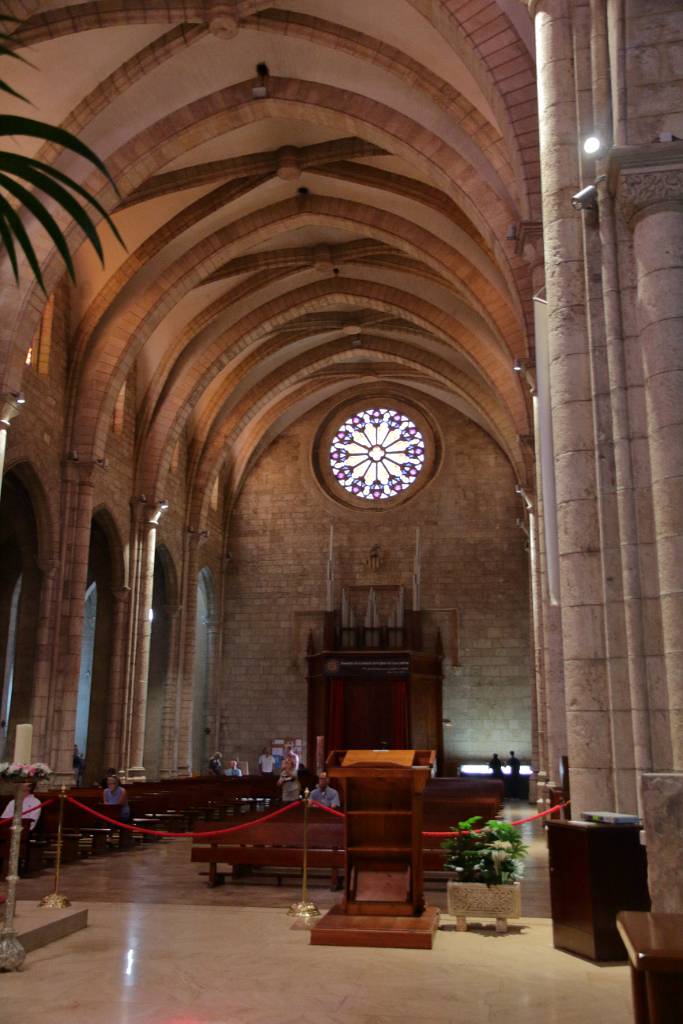 IMG_3945.JPG - Wir besuchen jetzt noch die Iglesia de Santa Catalina. Da sie im Inneren nur wenig dekoriert ist, kann man die gotischen Strukturen deutlich erkennen.