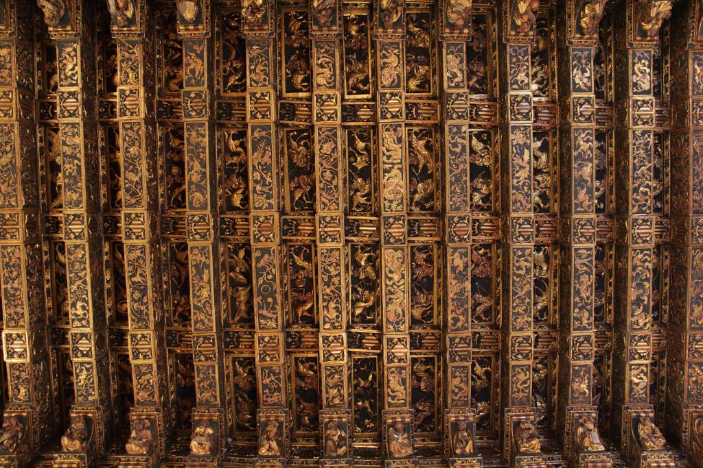 IMG_4003.JPG - Die vertäfelte und vergoldete Holzdecke stammt aus dem Jahr 1426 und war früher im alten Rathaus.