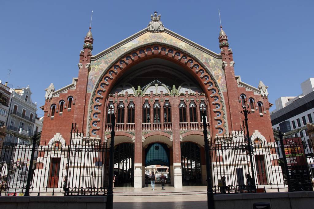 IMG_4024.JPG - Der Mercado de Colon wurde im Stil des Valencianischen Modernismus im Jahr 1917 erbaut. Heute befindet sich hier kein Markt mehr, sondern Bars, Cafes und Restaurants.