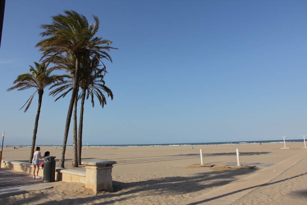 IMG_4026.JPG - Der Stadtstrand von Valencia. Valencia hat eine schönen 80 Meter breiten Sandstrand der sich über ca. 3 Kilometer erstreckt. Wir schlendern die Uferpromenade entlang und finden ein tolles Lokal zum Essen und ein paar ausgezeichnete Cocktails gibt es auch. Gute Nacht.