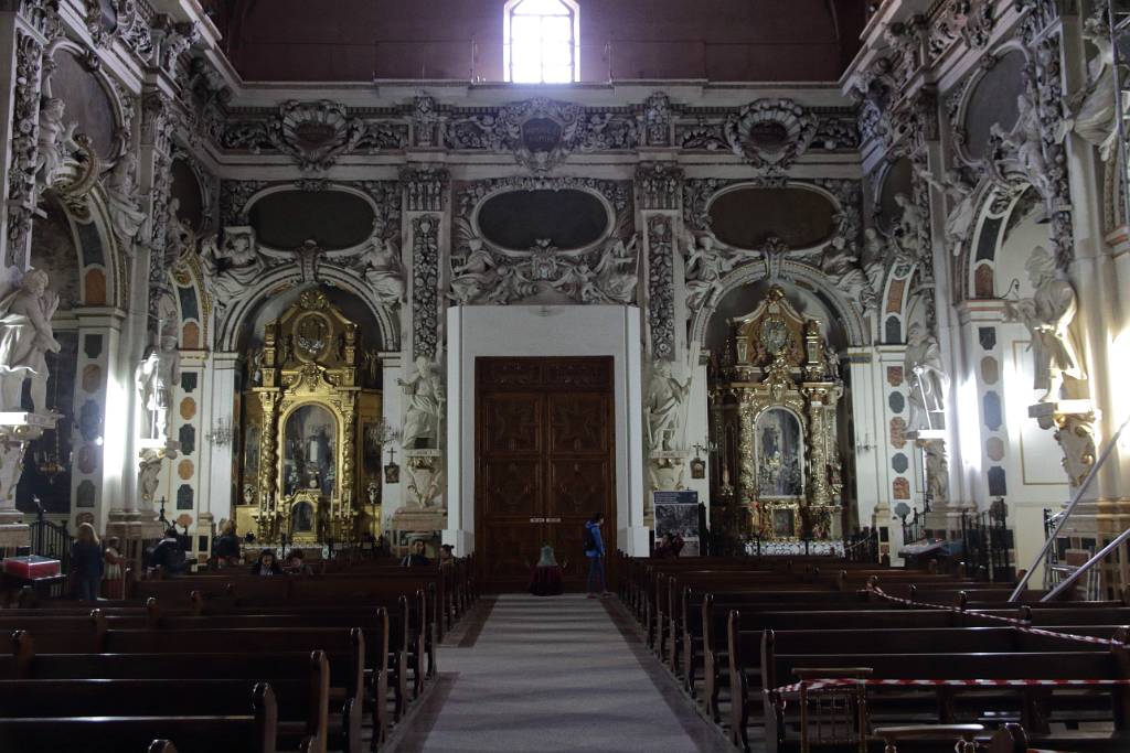 IMG_4029.JPG - Im Inneren der Kirche gibt es reiche Barockdekorationen.