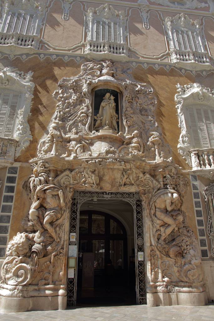 IMG_4057.JPG - Auf dem Familiennamen des früheren Besitzers nimmt das beeindruckende Eingangsportal von 1745 Bezug. Dosaigües bedeutet "Zwei Wasser". Es wird die Macht und Kraft des Wassers dargestellt. Es besteht aus Alabaster.