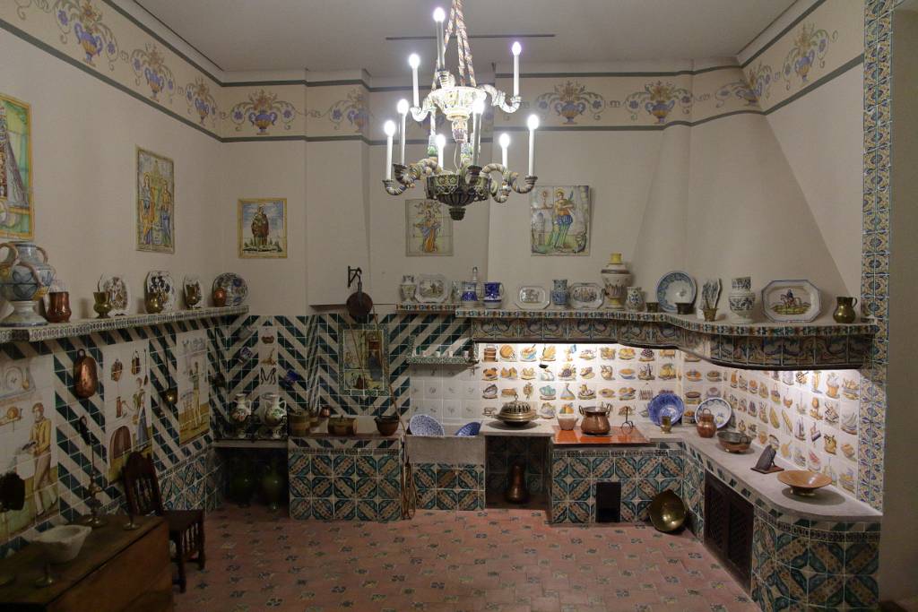 IMG_4079.JPG - Historische valencianische Küche. Fünf Keramikarbeiten von Pablo Picasso sind in dieser Küche zu sehen.
