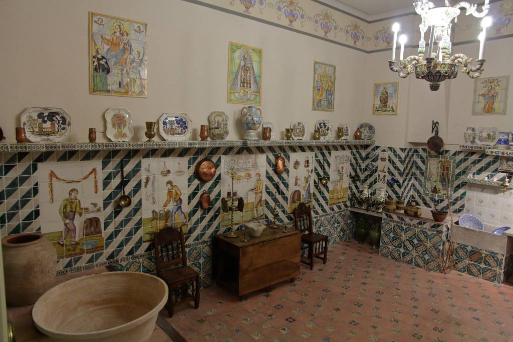 IMG_4080.JPG - Diese Küche wurde nicht nur mit viel Liebe eingerichtet, die Kacheln zeugen auch von der valencianischen Keramikunst. Ein Vermächtnis der maurischen Kultur.