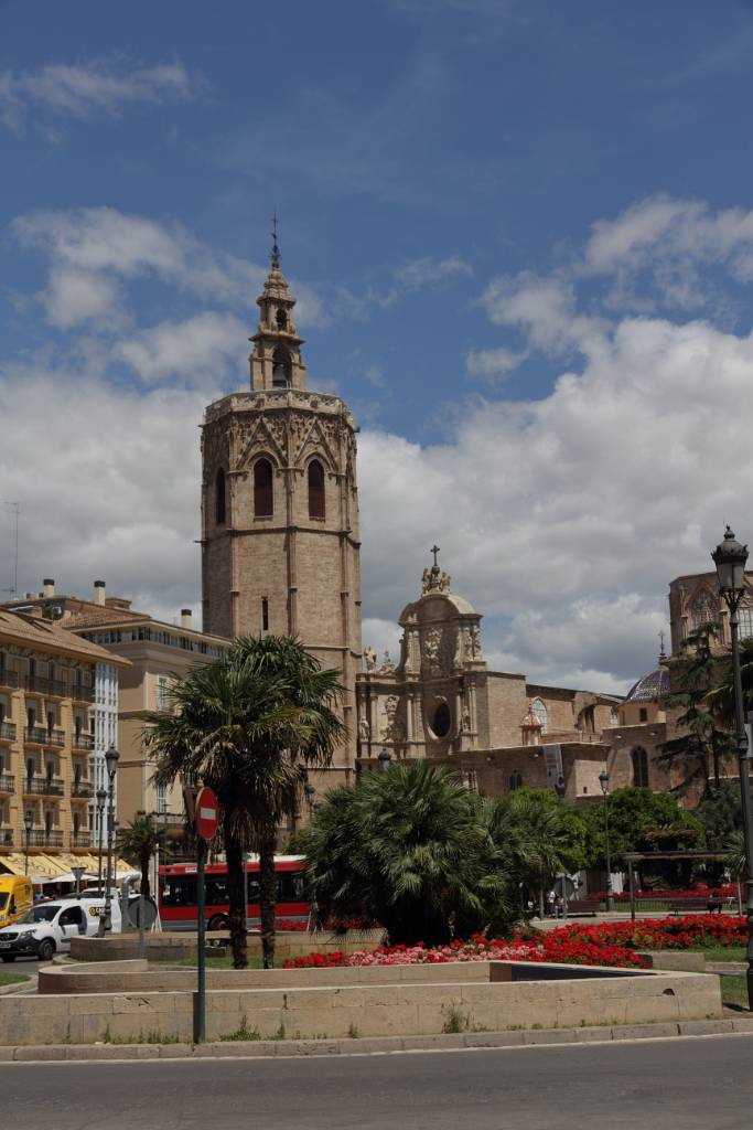 IMG_4092.JPG - Der Kirchturm der Kathedrale La Seu, der Micalet ist der Michel von Valencia. Er wurde zwischen 1381 und 1425 erbaut.