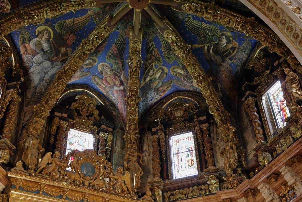 IMG_4124.JPG - Die Malereien stammen aus dem Jahr 1483 und sind damit in Spanien eine der ersten Renaissance-Arbeiten überhaupt. Der Engel mit dem Hornähnlichen Instrument stellt angeblich Papst Alexander VI dar, der die Malereien bezahlt hat.