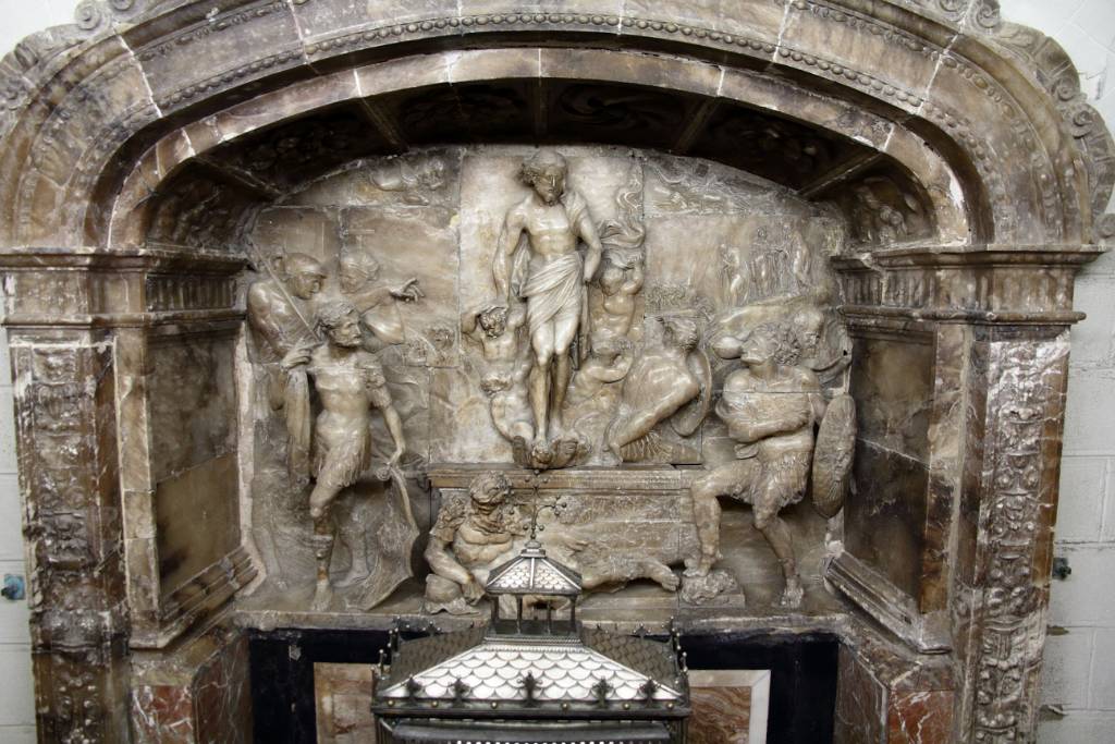 IMG_4128.JPG - Hinter dem Hauptaltar befindet sich die Capilla de la Resurreccion, die Kapelle der Auferstehung. Alabasterarbeit.