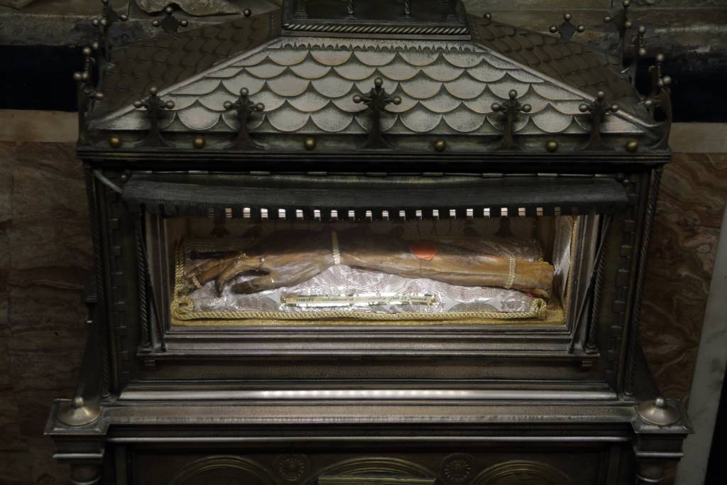 IMG_4129.JPG - Eine gruselige Reliquie: Der linke Arm von San Vicente Mártir, Diakon von Saragossa.