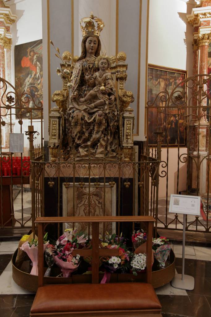 IMG_4131.JPG - Eine Statue der Heiligen Jungfrau Maria. Sie wird besonders von werdenden Müttern verehrt. Sie wird dem Bildhauer und Goldschmied Joan de Castellnou zugeschrieben und besteht aus mehrfarbigen Alabaster.