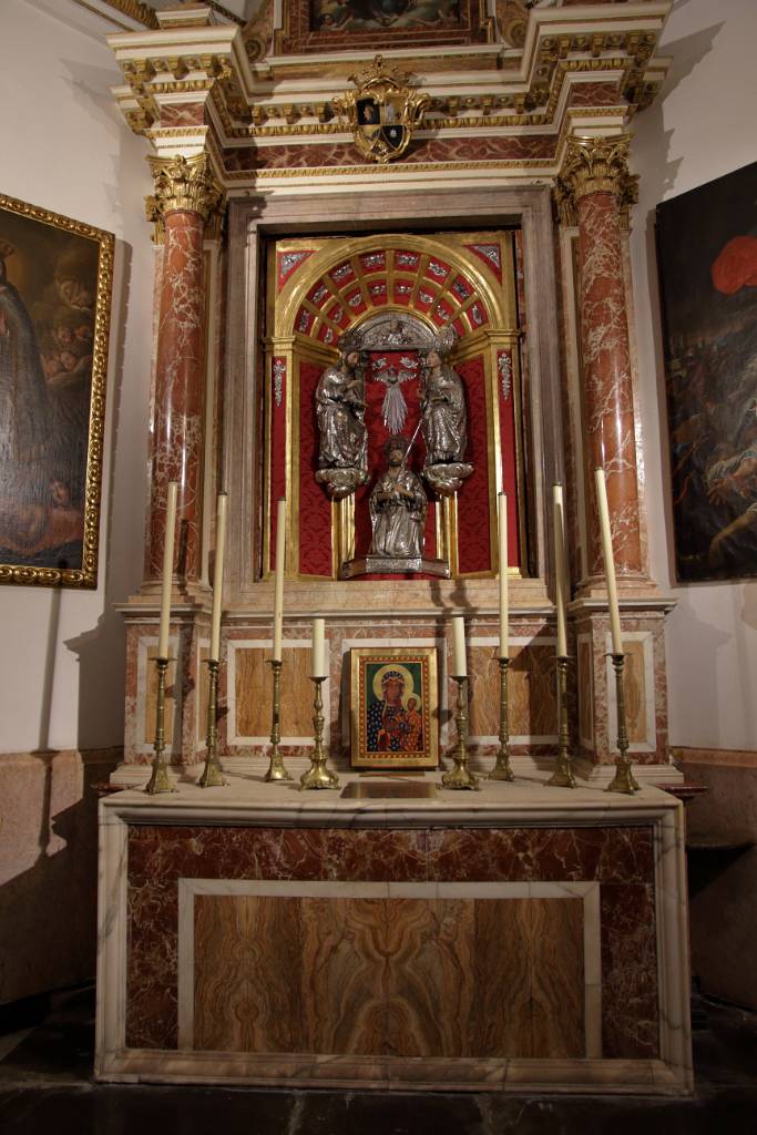 IMG_4133.JPG - Das ist die Capilla de San Jaime. Der Altar zeigt die Erscheinung Jesu Christi und der Jungfrau Maria vor dem Apostel Jakobus.