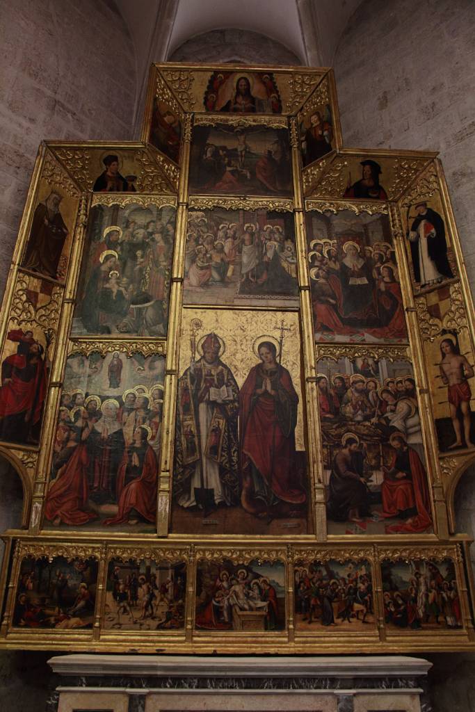 IMG_4136.JPG - Die Capilla de San Dionisio y Santa Margarita. Der Altar ist mit Öl auf Holz gemalt und stammt von Vicente Macip (Ende des 15. Jahrhunderts).