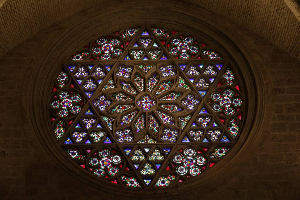 IMG_4137.JPG - Das beeindruckende Rosettenfenster mit einem Durchmesser von 6,45 Metern zeigt einen Davidstern, was für eine christliche Kirche eher ungewöhnlich ist.