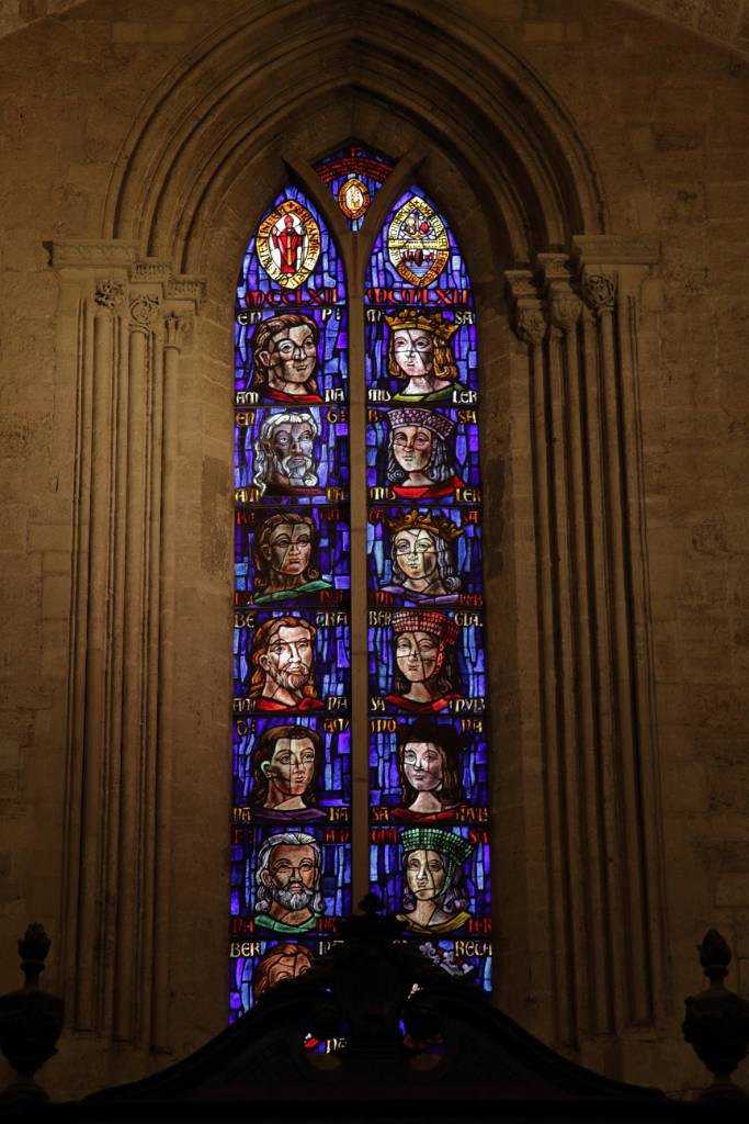 IMG_4141.JPG - Das Buntglasfenster wurde zum 700. Jahrestag der Grundsteinlegung der Kathedrale (1262) gefertigt.