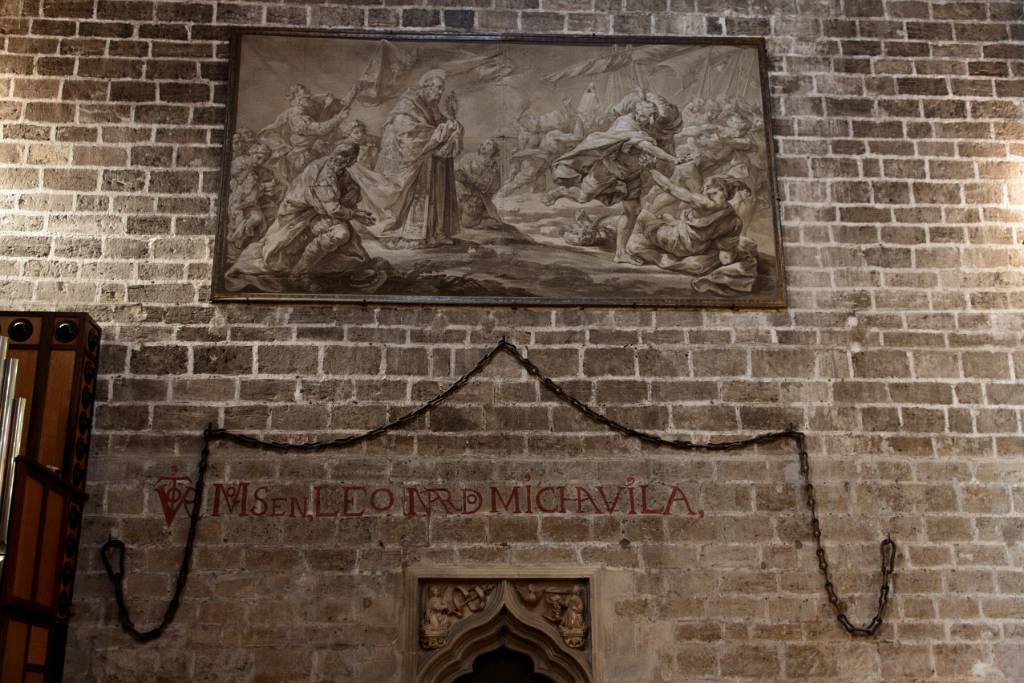 IMG_4155.JPG - Die dicken Ketten im Kapitelsaal stammen aus dem Hafen von Marseille, wo sie ihn vor Eindringlingen schützen sollten. Die Valencianer nahmen sie nach einer gewonnenen Schlacht 1423 als Souvenier mit.
