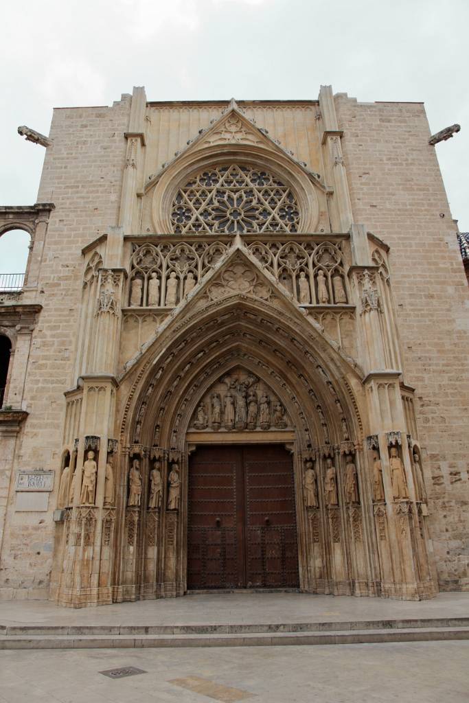 IMG_4160.JPG - Der zweite Eingang des Domes aus dem 14. Jahrhundert befindet sich an der Placa de la Mare de Deu und ist im gotischen Stil gebaut. Der Eingang wird auch Aposteltor genannt.