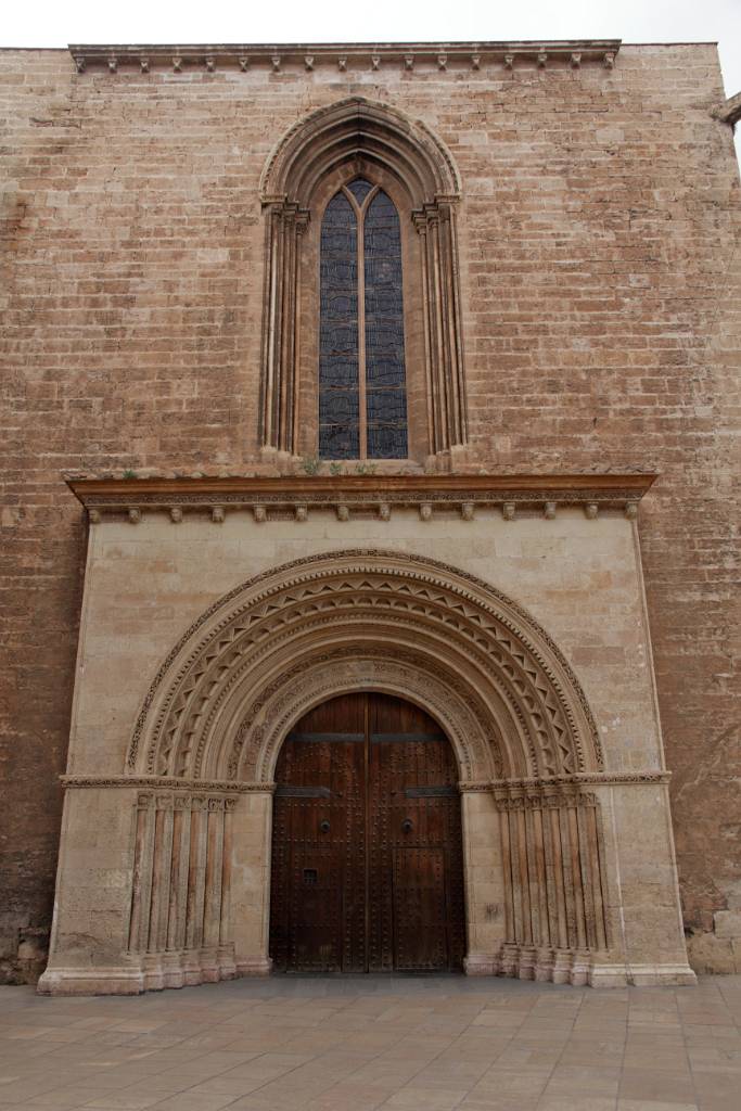 IMG_4164.JPG - Der dritte und älteste Eingang der Kathedrale. Dieser Eingang stammt aus dem Jahr 1270. Oben beim Sims kann man 14 Steinköpfe erkennen.