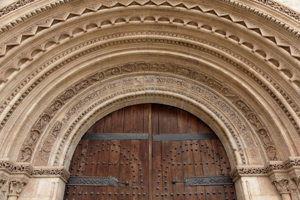 IMG_4165.JPG - Der Eingang ist im romanischen Stil gehalten.