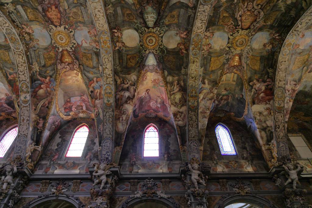 IMG_4175.JPG - Dargestellt werden in zwölf Abschnitten die Wunder und das Leben der beiden Heiligen, die der Kirche ihren kompletten Namen geben.